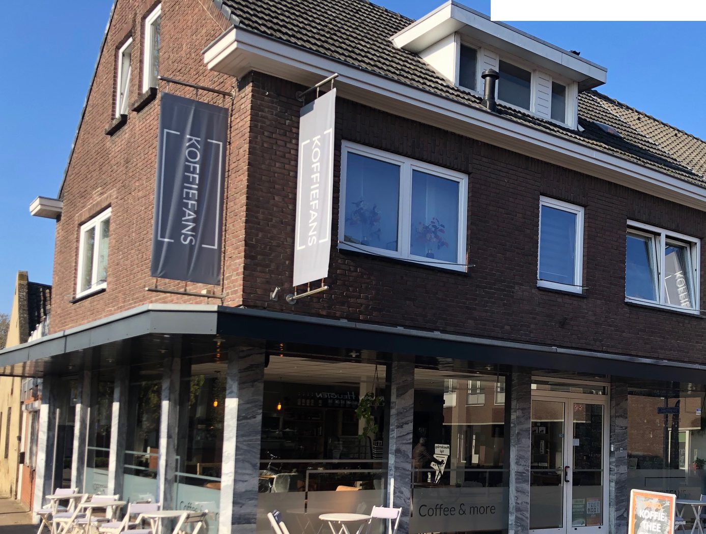 Het pand van Koffiefans aan de Dorpstraat in Heythuysen